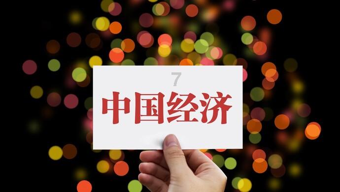 一对男女在林区被群猴围住追打，镇政府：是野生猴，不逗它没事